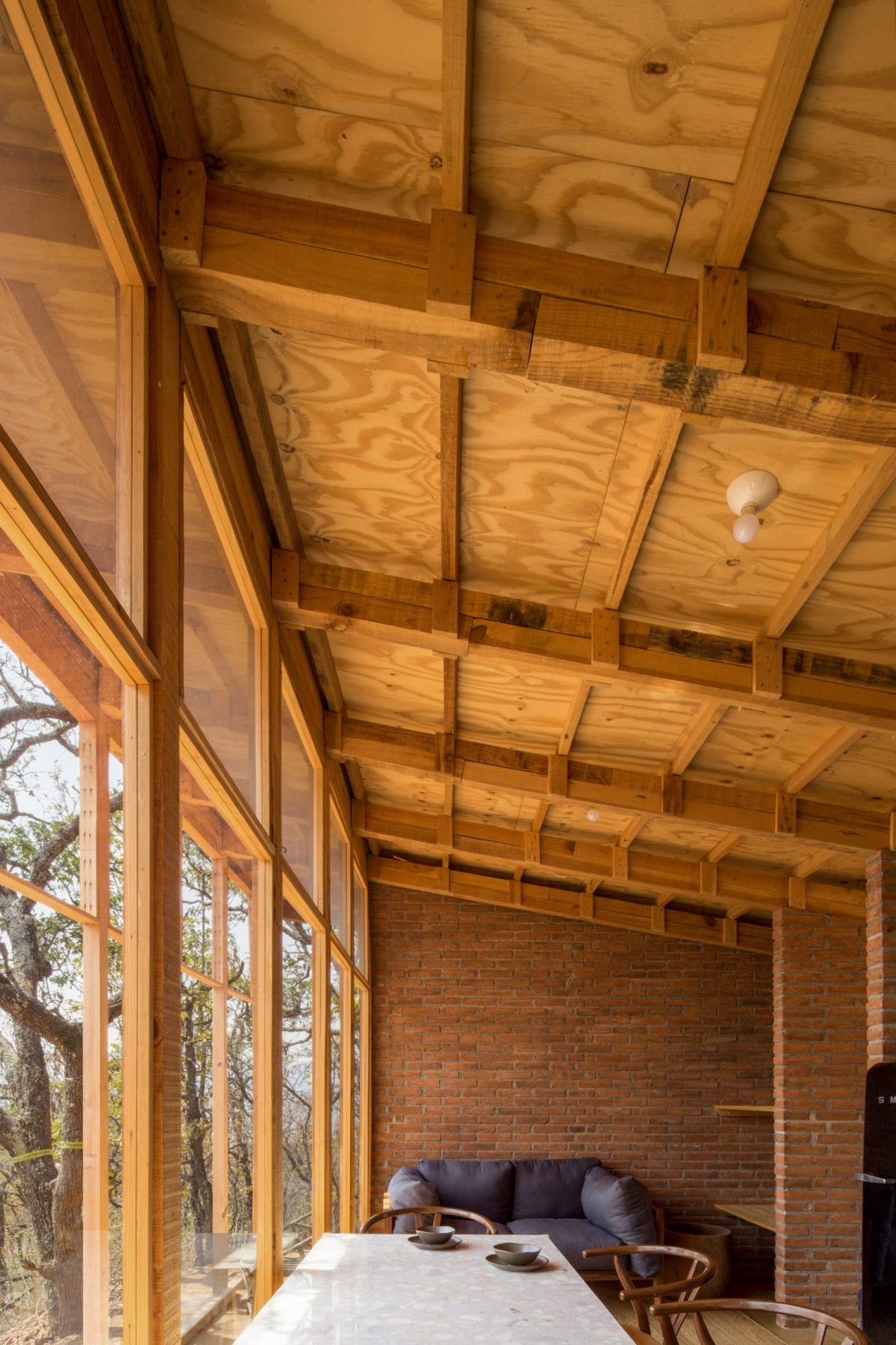 El espacio central diáfano se abre al gran ventanal y en él se ubican los espacios comunes
