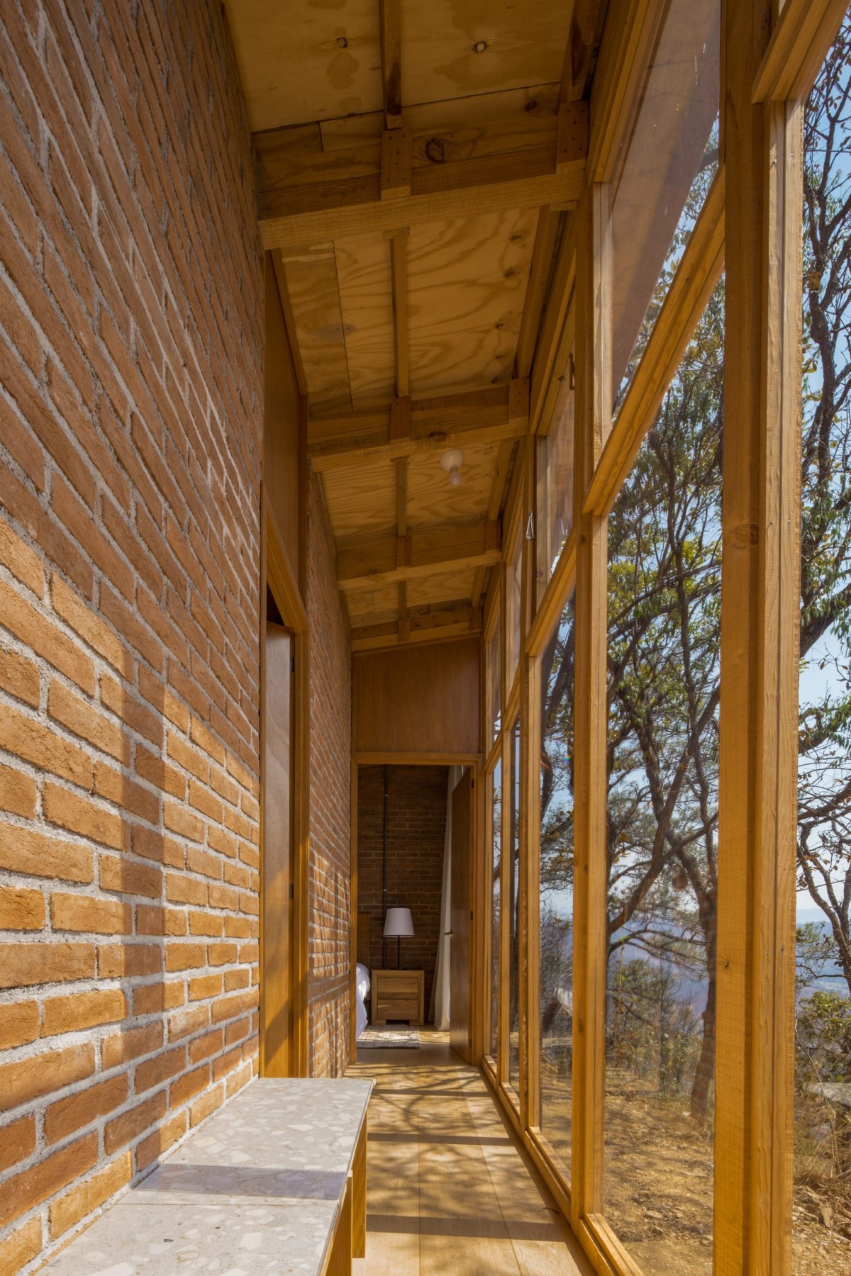 El estrecho porche es el punto de encuentro entre el interior y el exterior