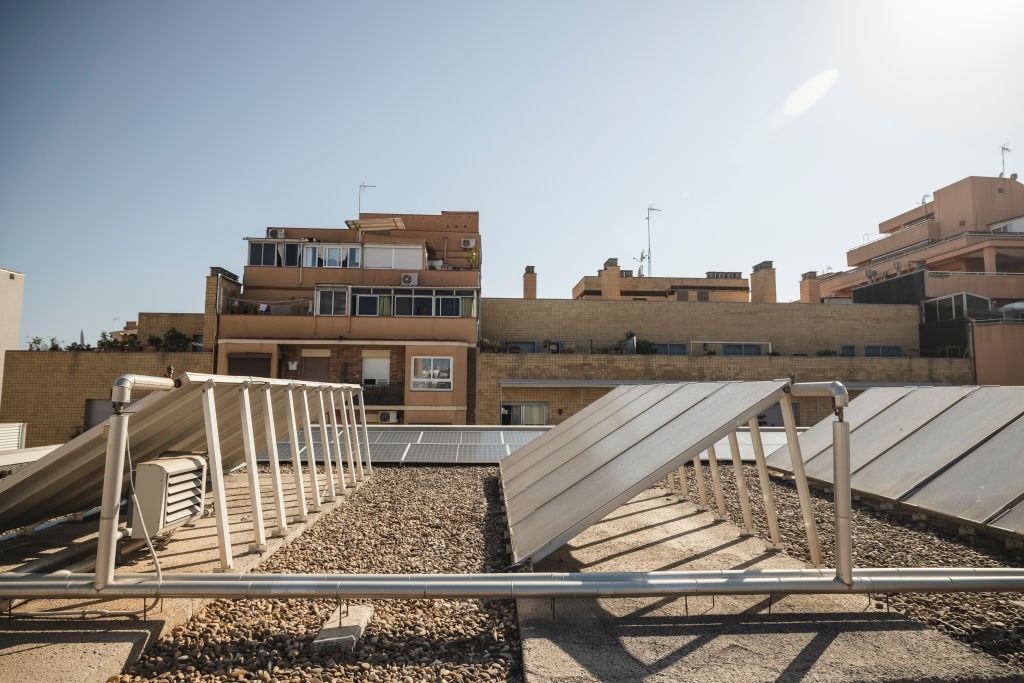 Placas solares instaladas en el tejado de una vivienda