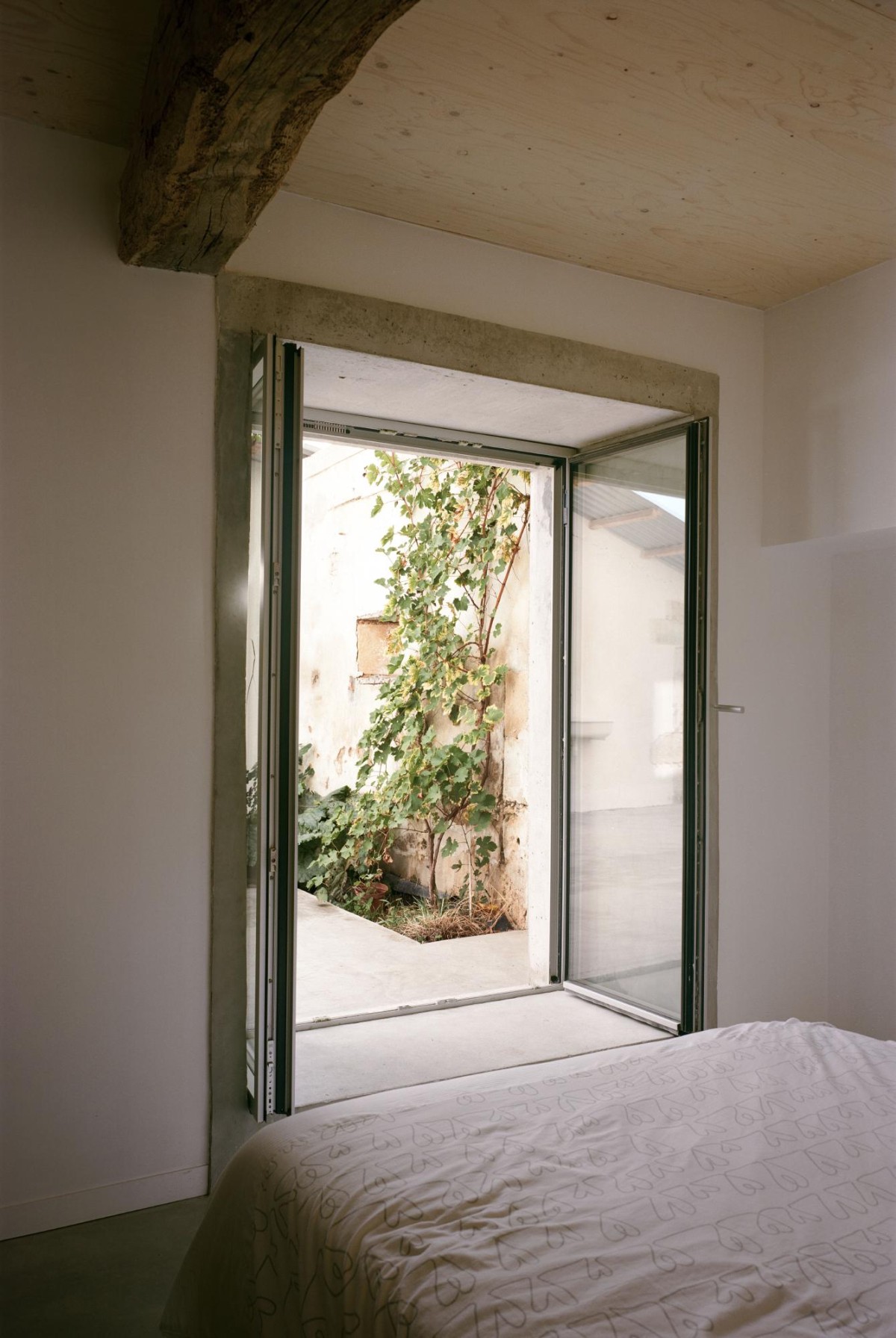 Dormitorio con salida al jardín