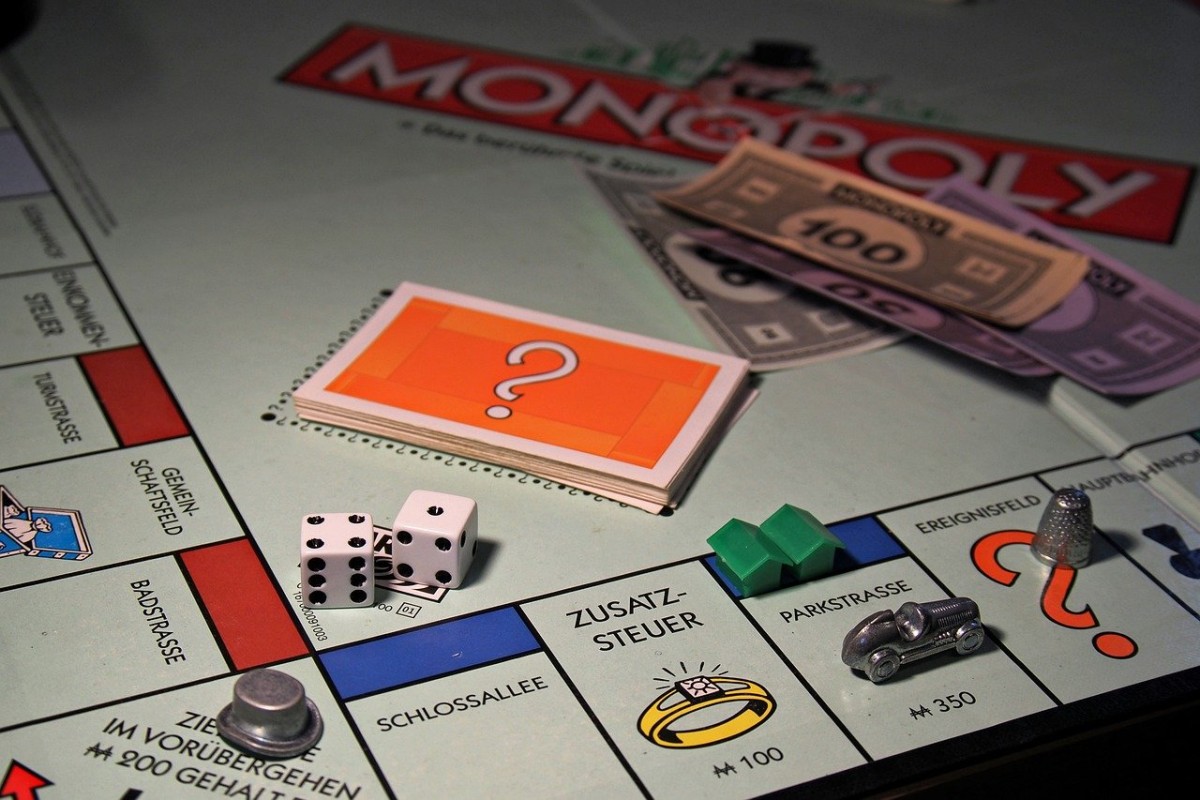 Tablero de Monopoly con fichas, dados y cartas