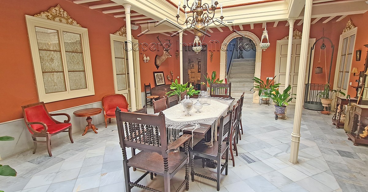 A la venta esta casa-palacio del S. XIX en Jerez con más de 1.500 m2 por 1,2 millones