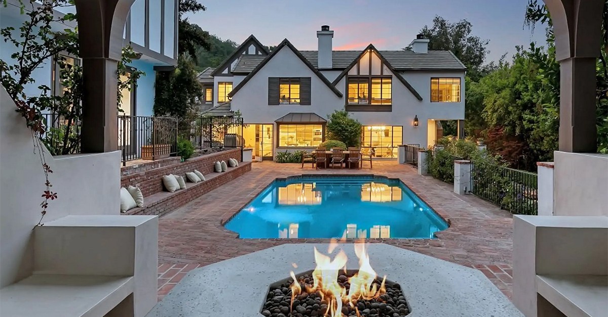 Rihanna pone a la venta una de sus mansiones de Beverly Hills por 9,8 millones de euros