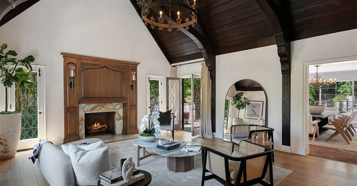 Rihanna pone a la venta una de sus mansiones de Beverly Hills por 9,8 millones de euros