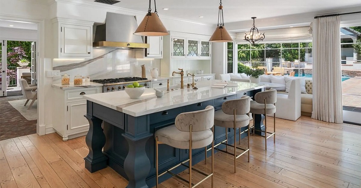 Rihanna pone a la venta una de sus mansiones de Beverly Hills por 9,8 millones de euros