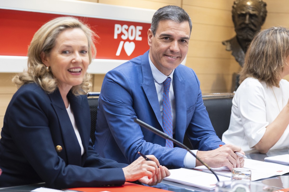 El presidente del Gobierno y secretario general del PSOE, Pedro Sánchez, junto a la vicepresidenta primera, Nadia Calviño