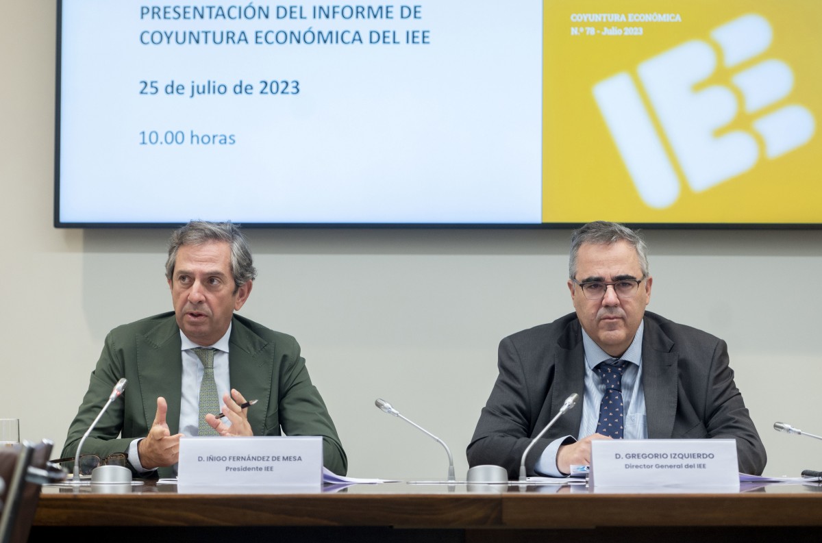 El presidente y el director General del Instituto de Estudios Económicos, Íñigo Fernández de Mesa (i) y Gregorio Izquierdo (d), durante la presentación del informe semestral de Coyuntura Económica del Instituto de Estudios Económicos, en la sede de CEOE, 