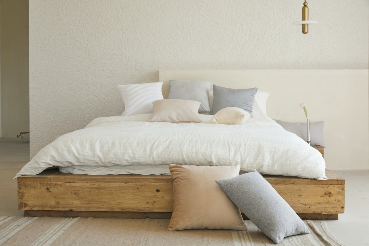 ¿Cómo orientar la cama para dormir mejor?