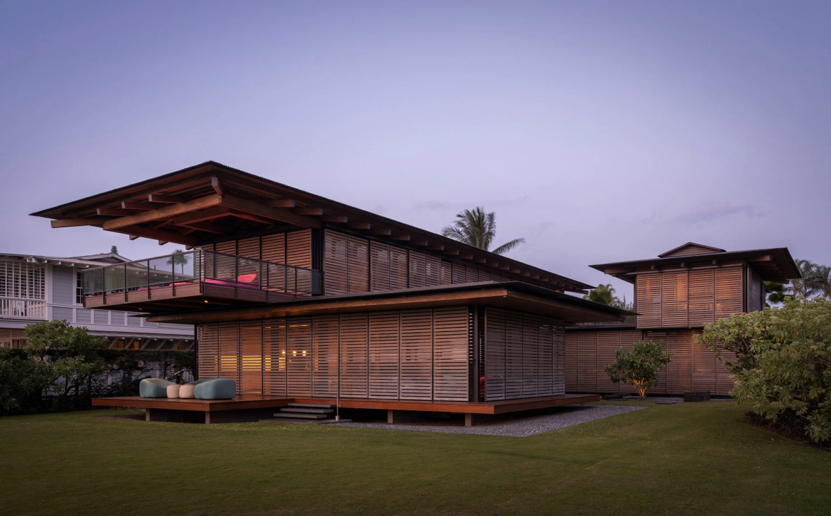 La casa cuenta con características de la arquitectura hawaiana, como el uso de la madera, la ventilación y los grandes voladizos