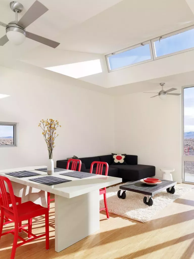 Salón y comerdor en blancos, negro y rojo