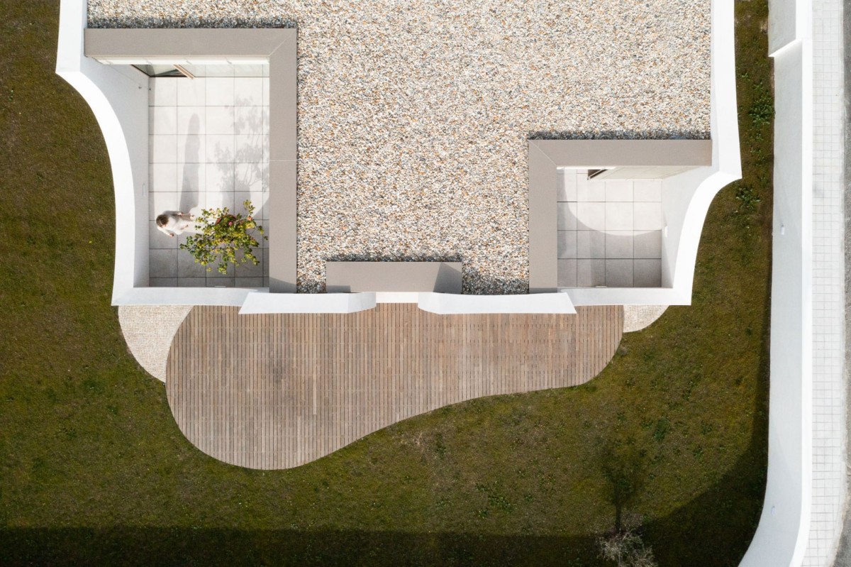 La vivienda cuenta con tres terrazas o patios que emanan de los pétalo, de ahí el nombre de la casa