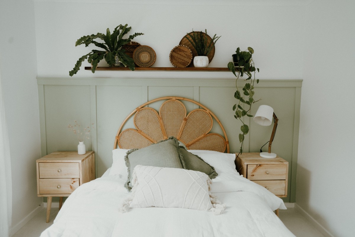 ¿Cómo orientar la cama para dormir mejor?