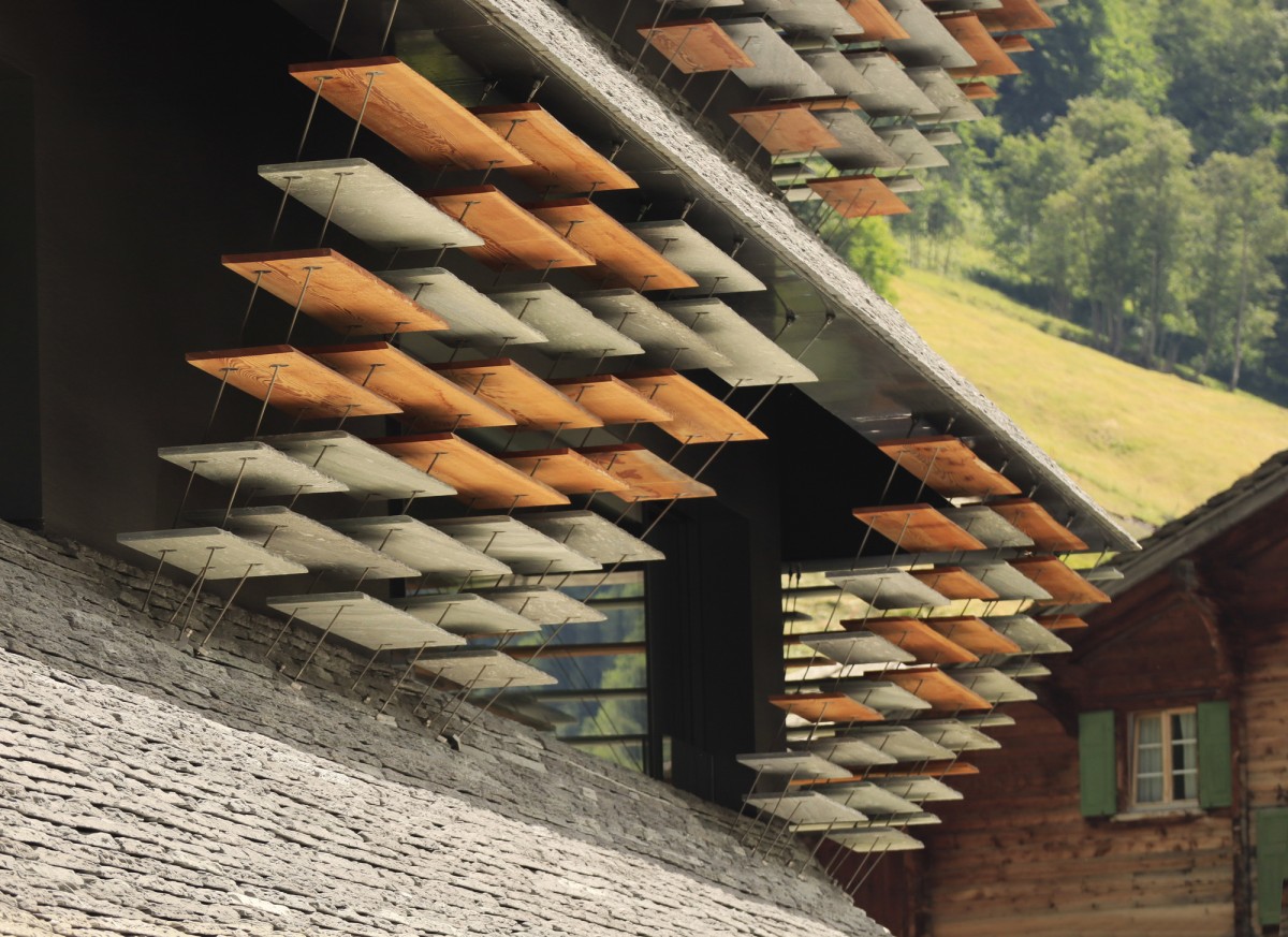 Las marquesinas de piedra y madera envuelven el edificio