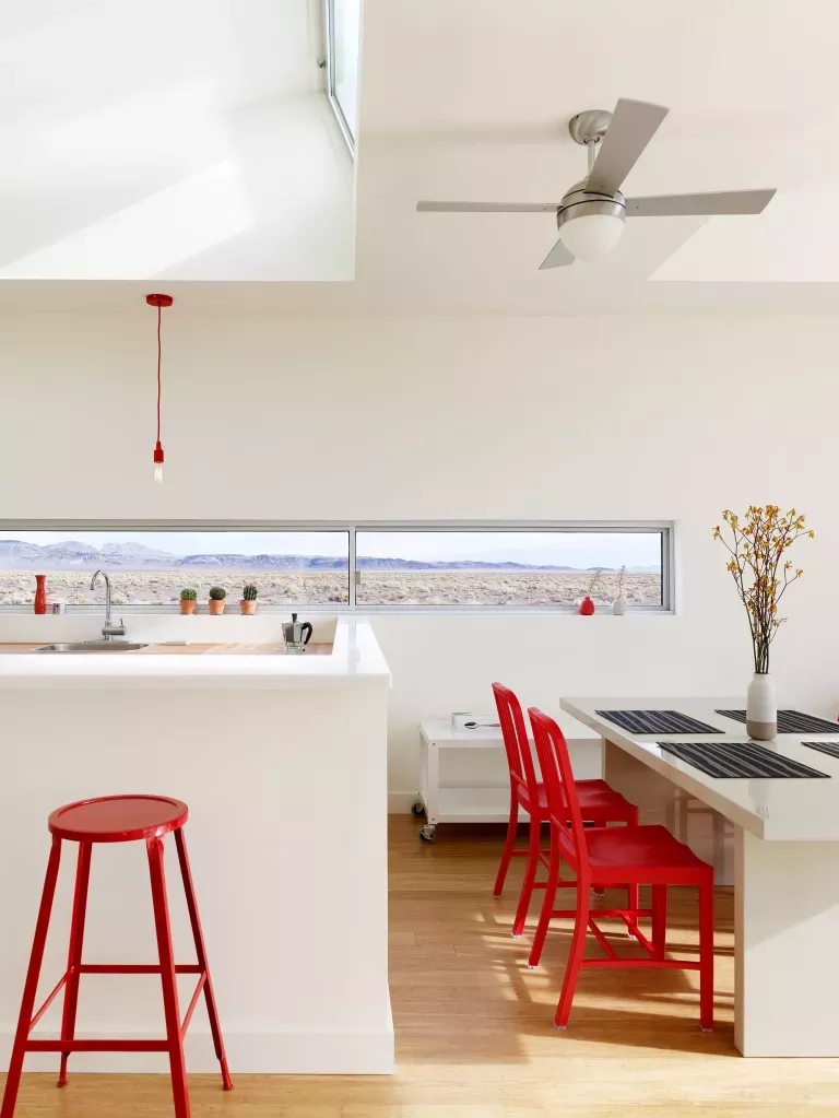 Cocina abierta y mesa de comedor