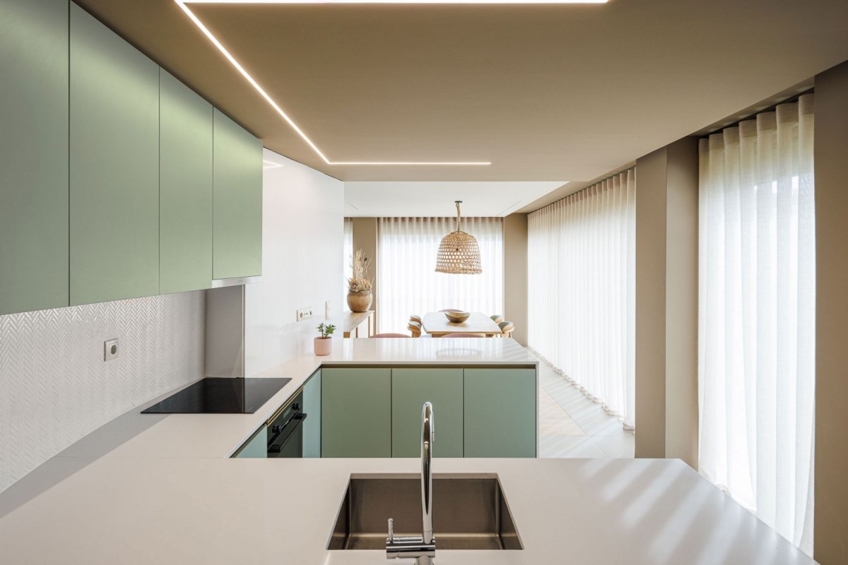 Desde la cocina es fácilmente identificable la calidez que emiten las cortinas