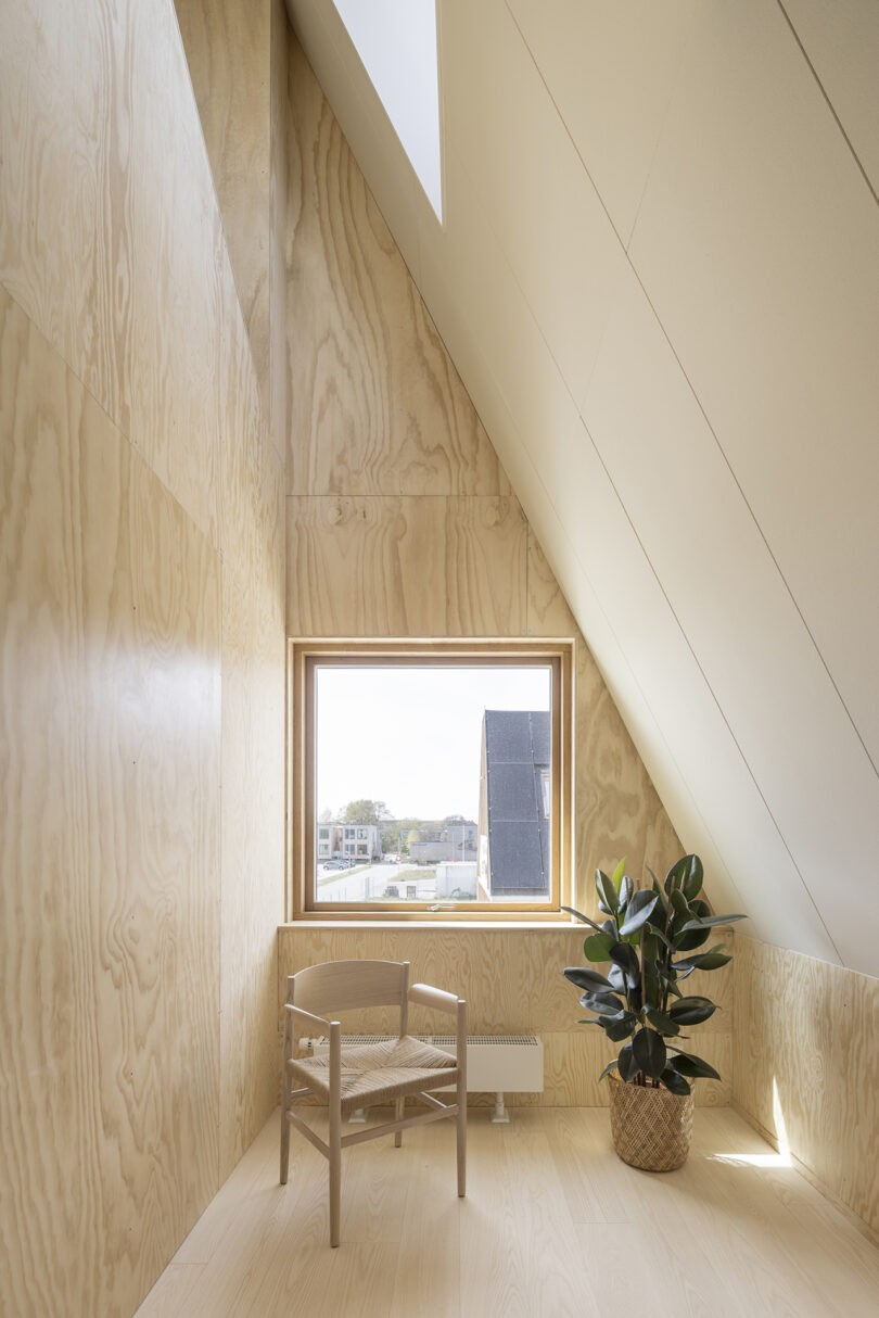 La extrema cubierta a dos aguas permite crear pequeños espacios para el recogimiento y la lectura