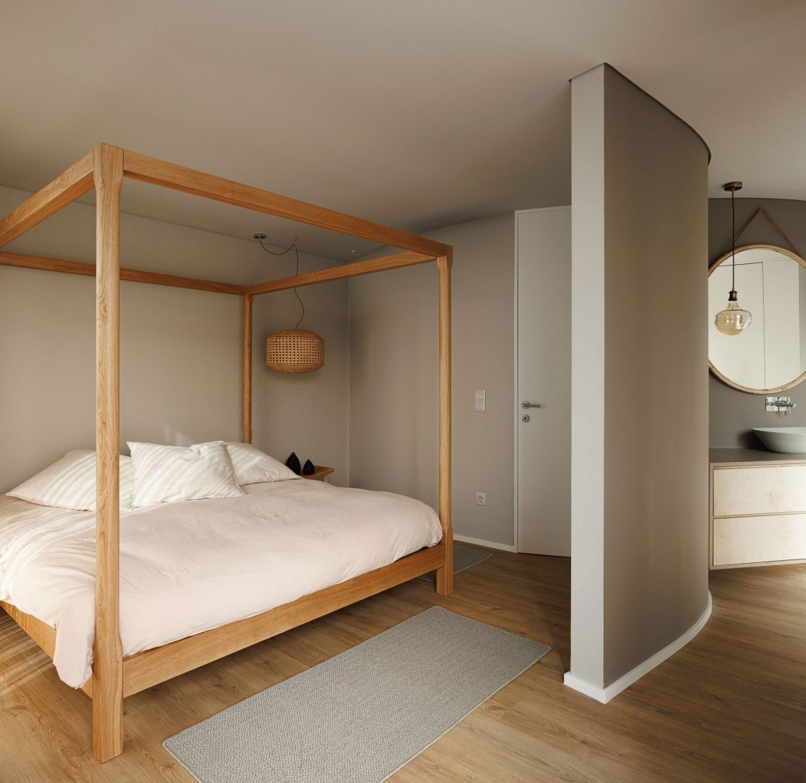 La vivienda cuenta con tres dormitorios situados en la planta superior