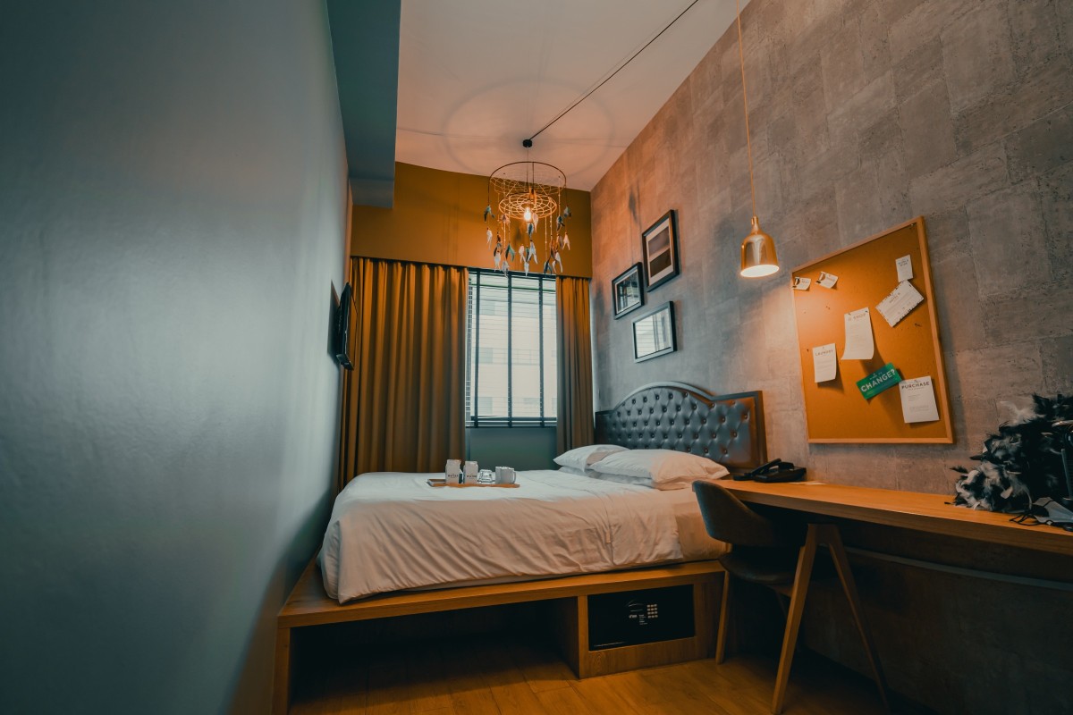 ¿Cómo orientar la cama para dormir mejor?