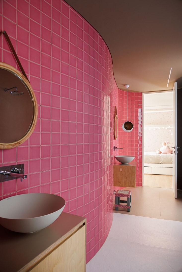 Uno de los baños es compartido y tiene acceso desde dos de las habitaciones. En la pared principal se observa la curva y contracurva