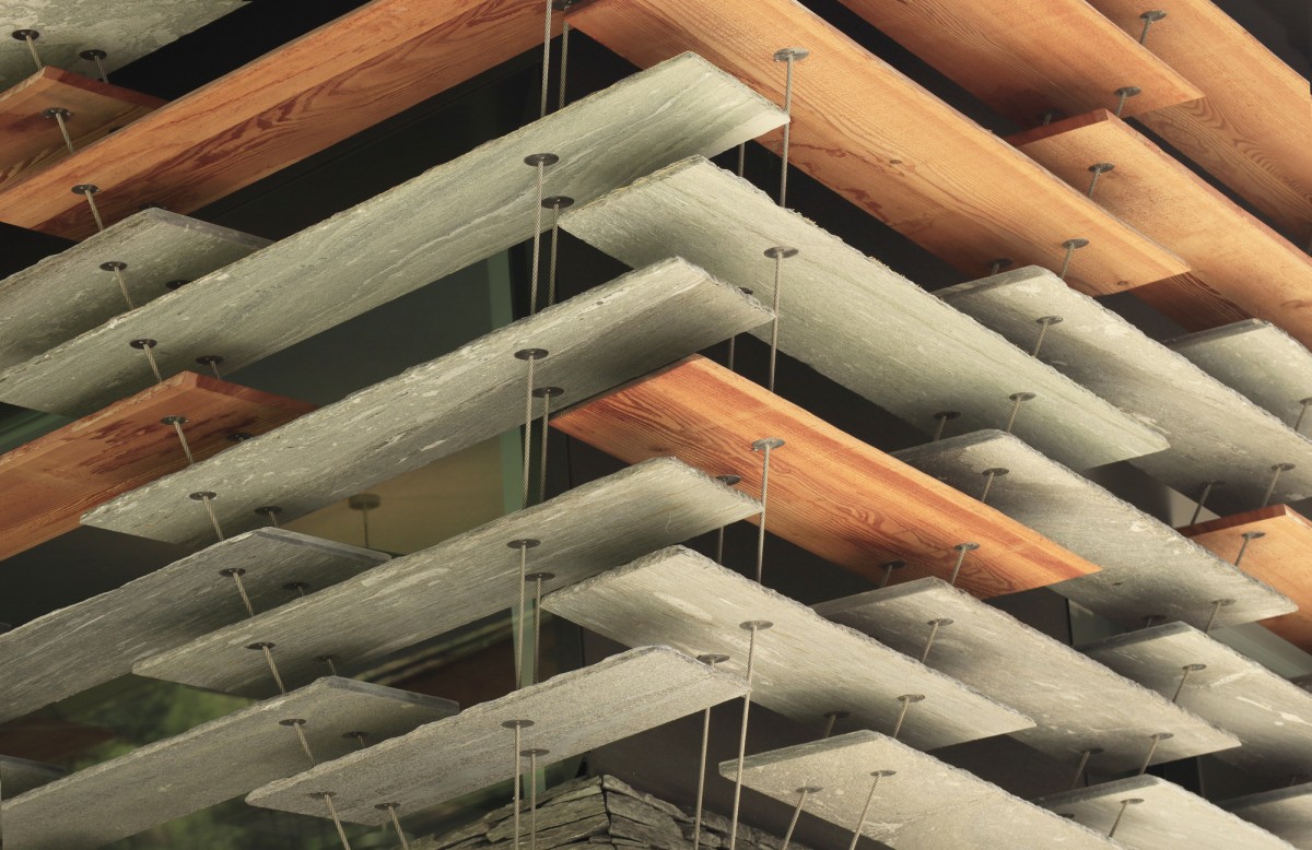 Las lamas de la marquesina crean un juego y un contraste de luces y sombras y conexiones entre el interior y el exterior