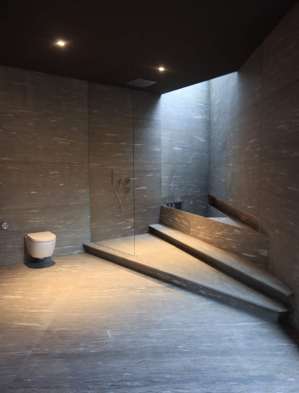 Las formas triangulares del baño están en consonancia con el exterior