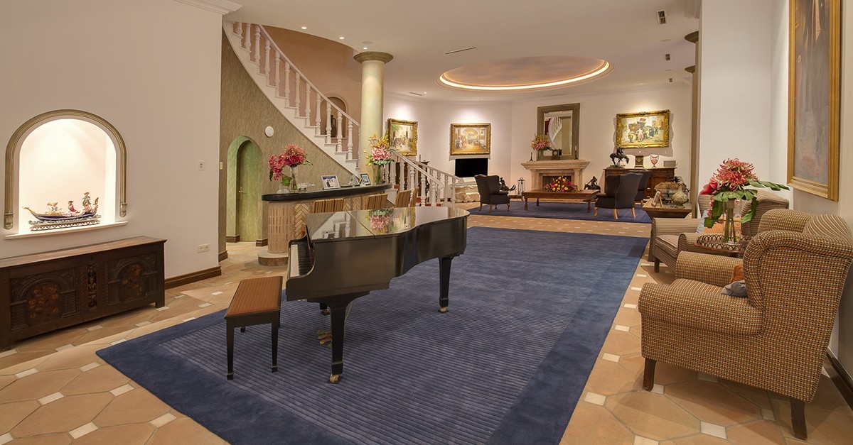Amplio salón con piano en la mansión de Marbella