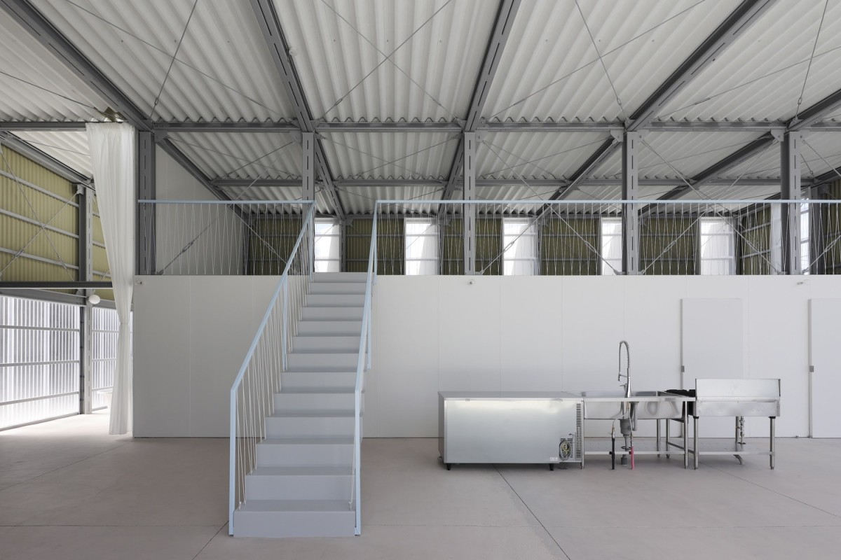 Interior con escaleras y sofá