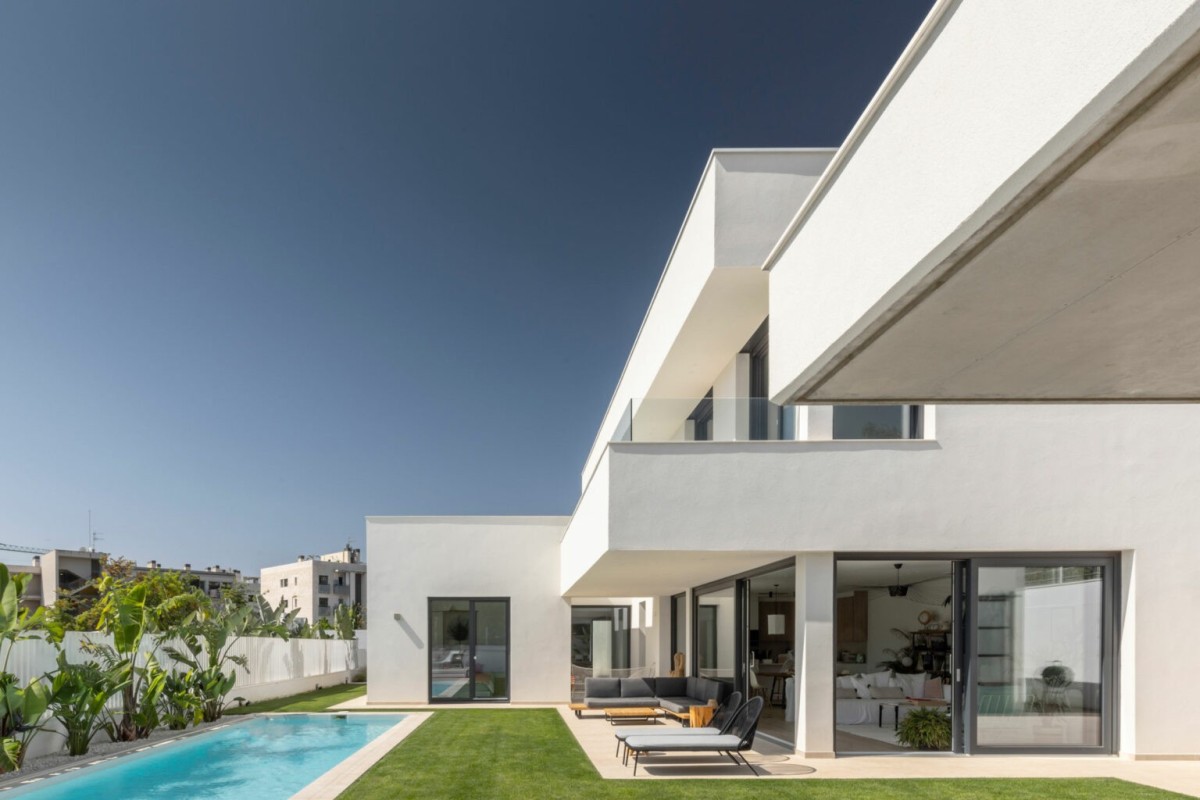 Una casa passiva di design a Sitges che consuma meno energia di quanta ne genera