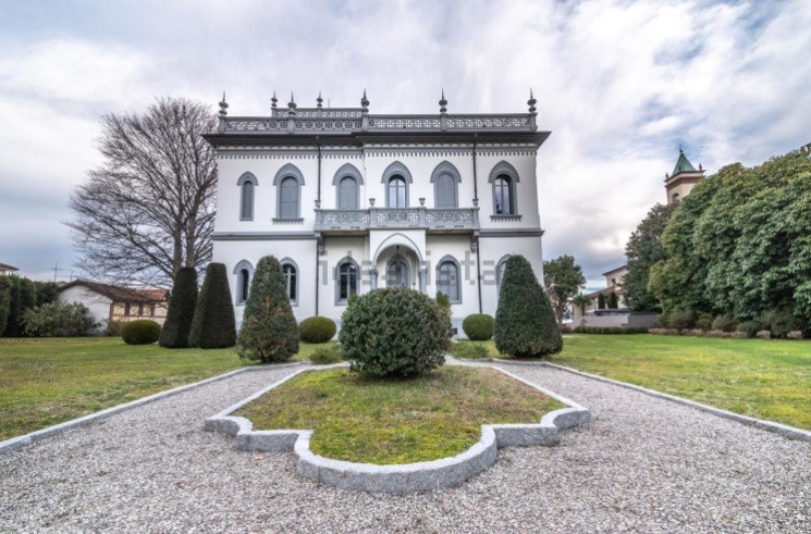 In vendita una meravigliosa villa liberty sul Lago Maggiore 