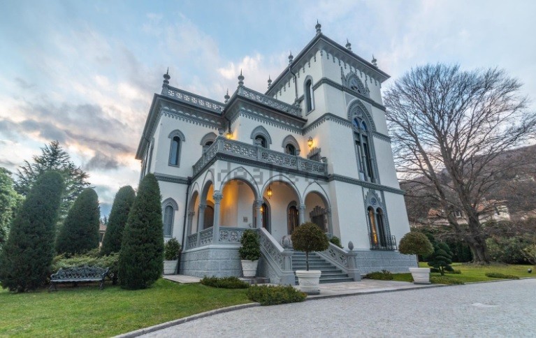 In vendita una meravigliosa villa liberty sul Lago Maggiore 