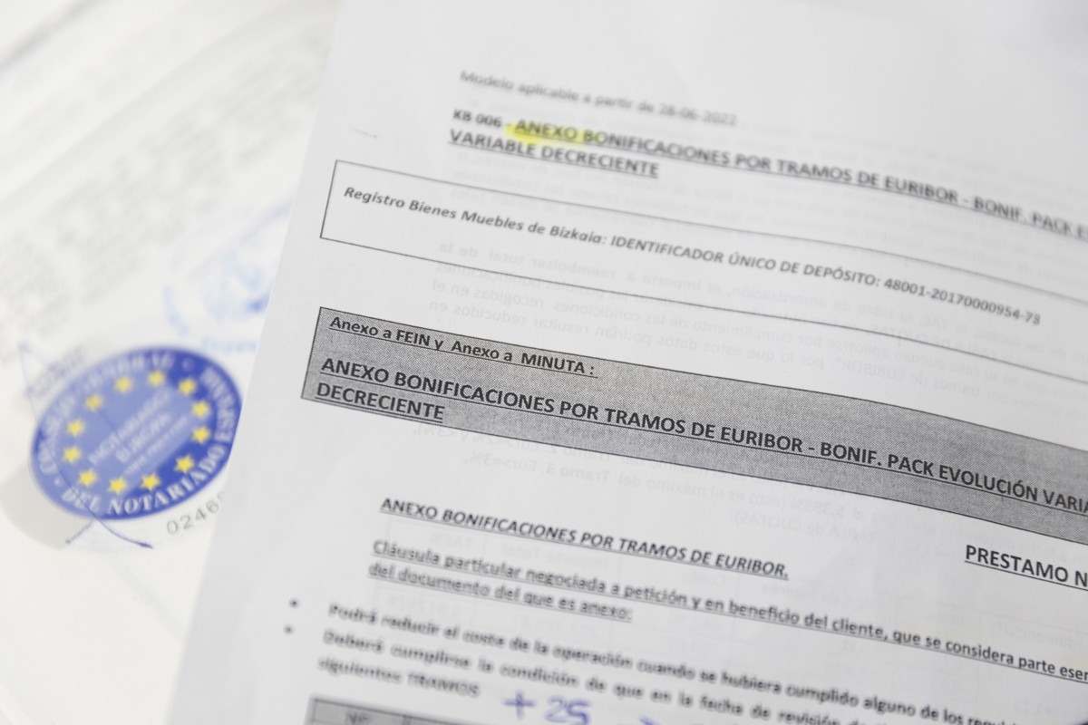 Documentación para la firma de una hipoteca, a 15 de marzo de 2023, en Madrid (España). El Euríbor a 12 meses, el índice al que están referenciadas la mayoría de hipotecas variables en España, cayó ayer al 3,509% en su tasa diaria, si bien la ta