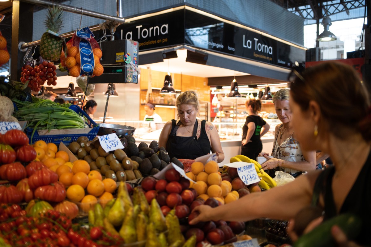 Archivo - Una persona compra en el mercado de la Boquería.