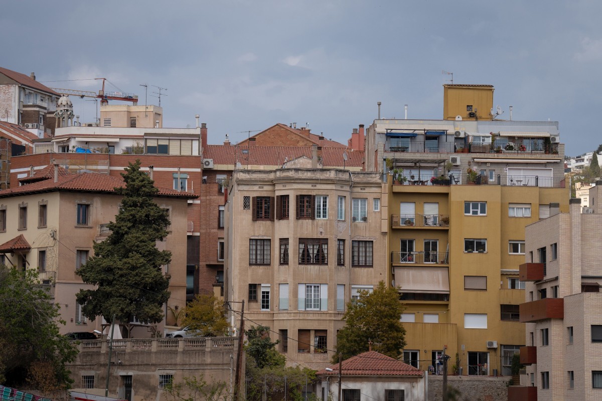Archivo - Fachada de un edificio en Barcelona