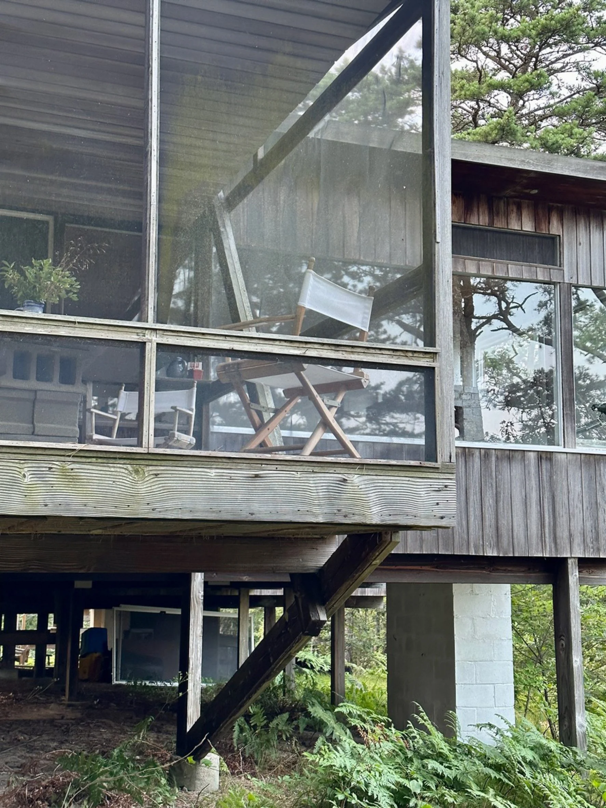 El porche cubierto en voladizo fue el lugar donde familiares y amigos pasaban la mayor parte del tiempo