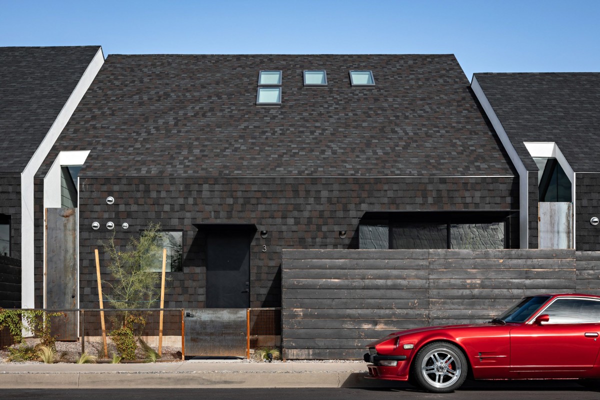 Las fachadas norte y sur son una continuación del tejado inclinado y se realizan con las mismas tejas de asfalto que la cubierta