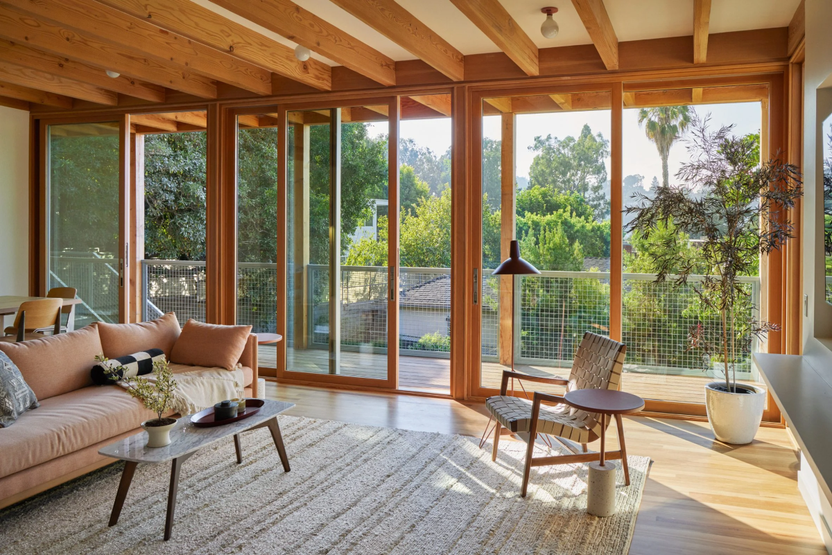 Los grandes ventanales, la elevación en la que es diseñada y el uso de materiales naturales, dan una sensación de estar en una casa en el árbol