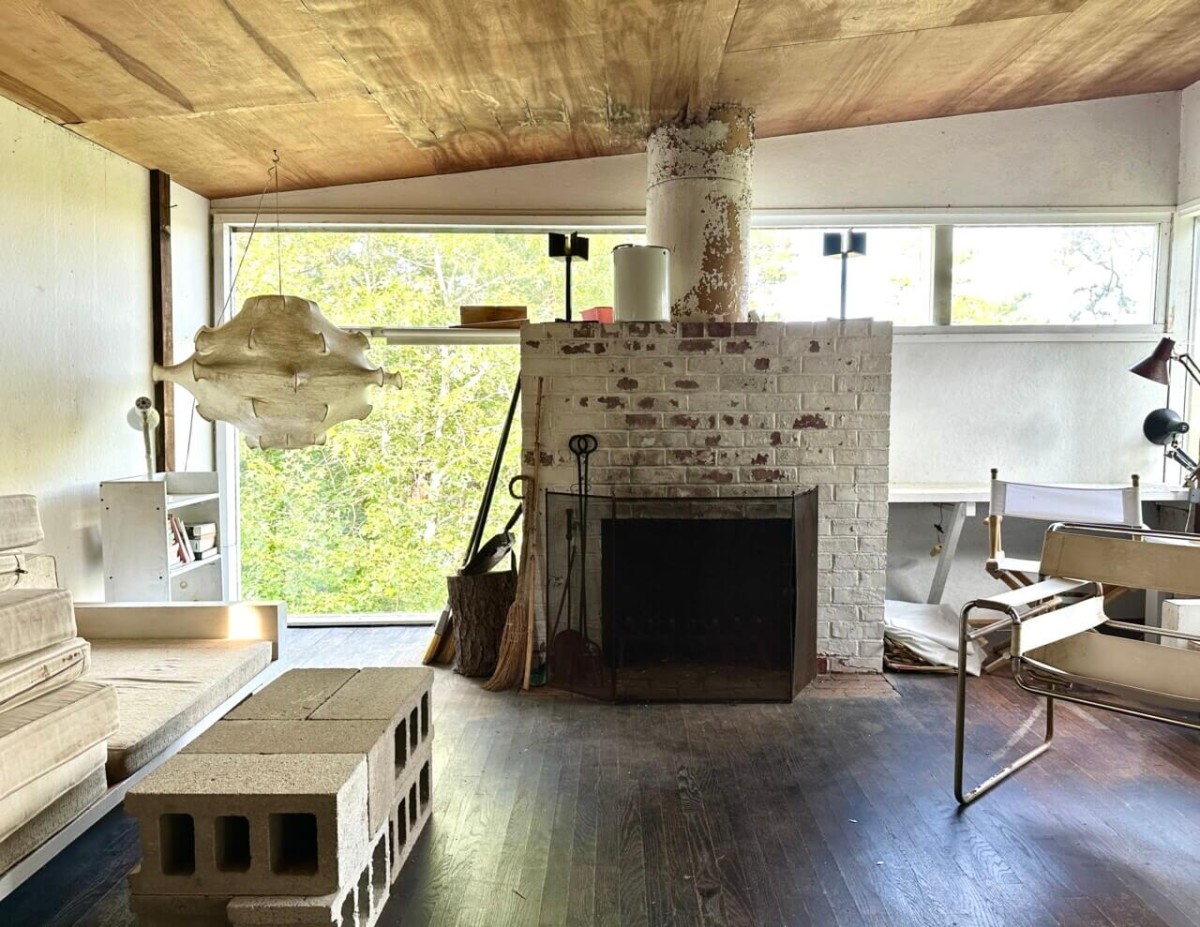 El salón está presidido por una chimenea diseñada a medida por el propio Breuer. La lámpara vintage fue diseñada por los hermanos Achille y Pier Giacomo Castiglioni