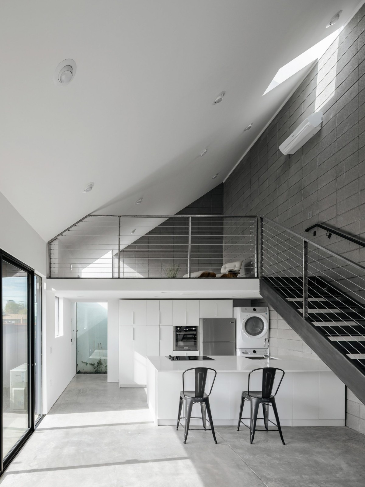 Las cocinas de las viviendas son similares pero no iguales, mientras que en algunos se unen ambas plantas, en otras se encuentra separadas