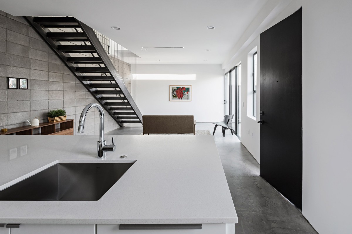 La cocina y la sala de estar se encuentran en concepto abierto. En ellos destaca la sobriedad y los colores neutros del hormigón y el acero