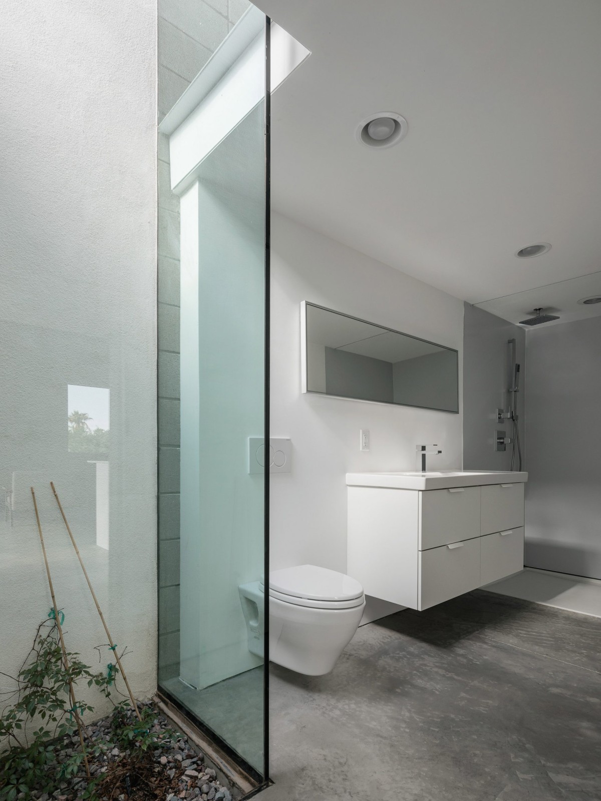 Las paredes del baño son totalmente lisas con la intención de eliminar las juntas y ofrecer una imagen limpia