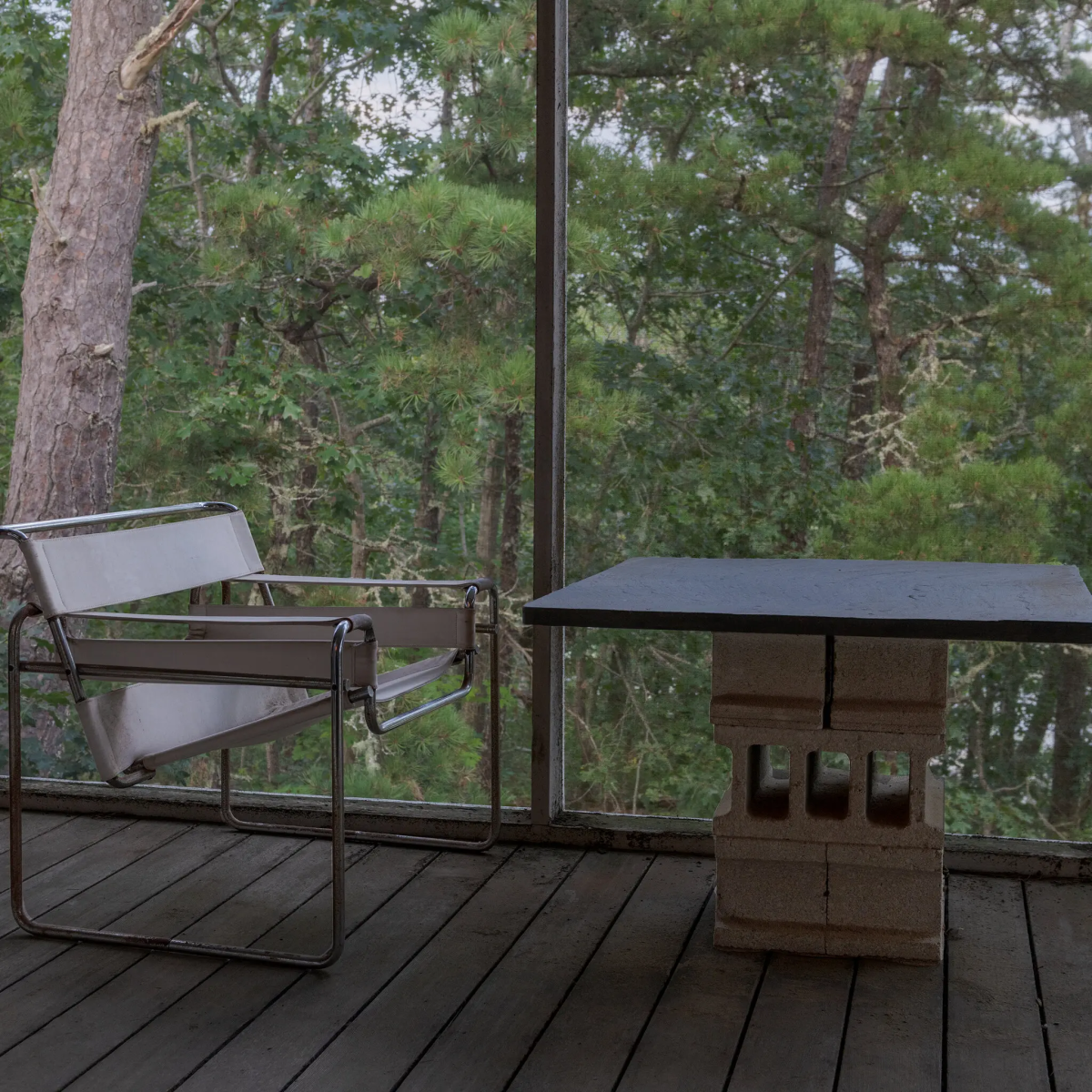 La silla Wassily y una mesa de la que Breuer hizo muchas versiones utilizando bloques de hormigón. En esta ocasión añadió un tablero de pizarra en bruto