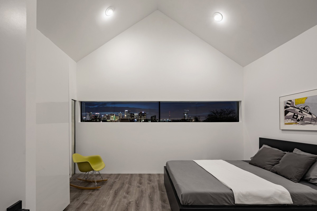 Las habitaciones se encuentran en la parte superior a modo de buhardilla, con el techo inclinado