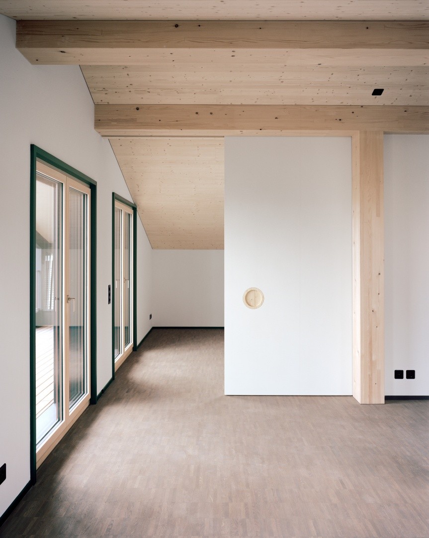 Interior con vigas de madera