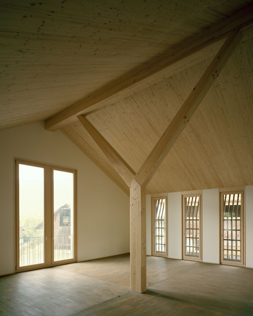 Vigas de madera y ventana