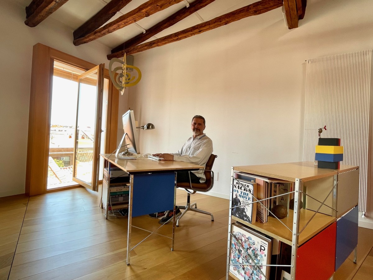 Andrés Rubio en su casa de Madrid