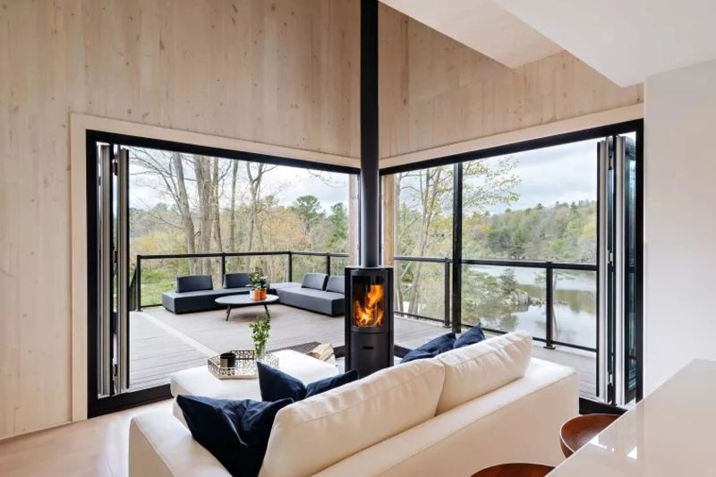 Salón con estufa y terraza al fondo