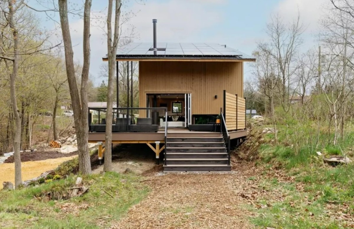 Escaleras y terraza para entrar a la casa