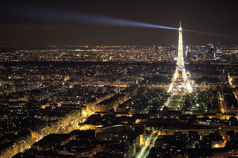 París iluminado con la Torre Eiffel