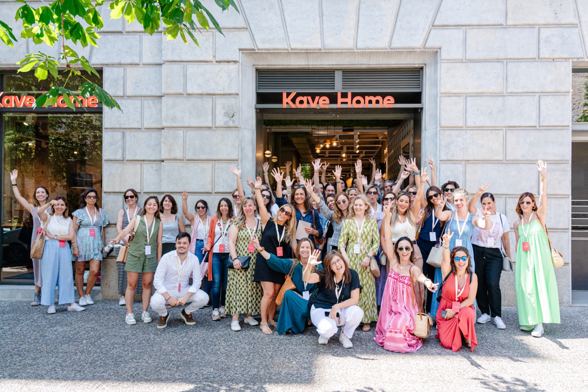 Interioristas visitando la tienda de Kave Home