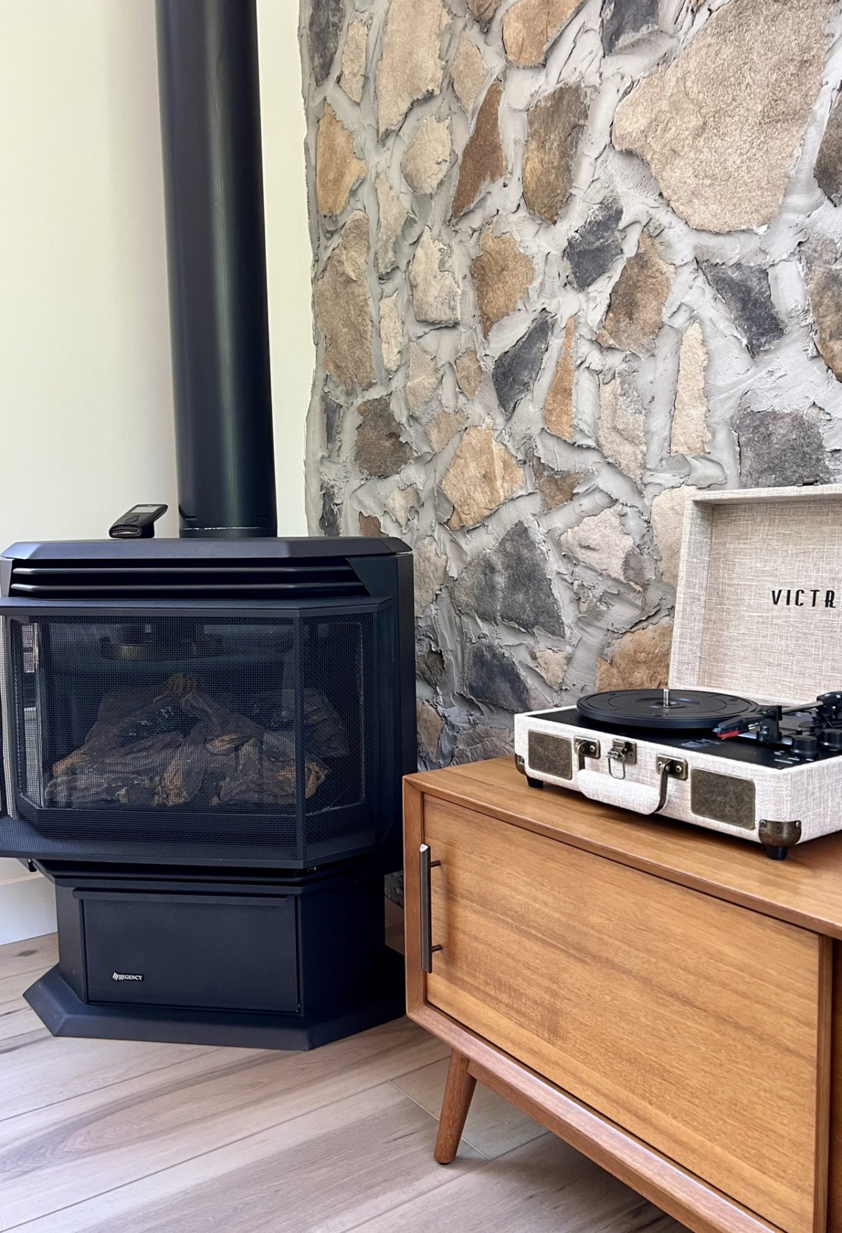 Chimenea y piedra de pared en el salón